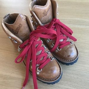 CLASSIC Danner Women’s Mountain Light